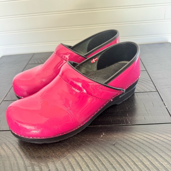 Sanita Clogs Slip On EU Size 41 US Size 10 Fuchsia Patent Leather Round Toe - Picture 3 of 13